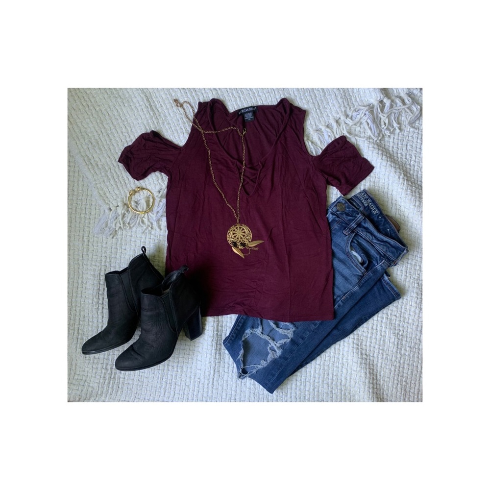 Cute top with open shoulders